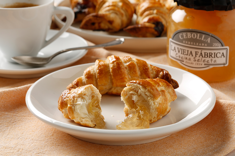 Croissant en el desayuno con mermelada La Vieja Fábrica Croissant en el desayuno con mermelada La Vieja Fábrica