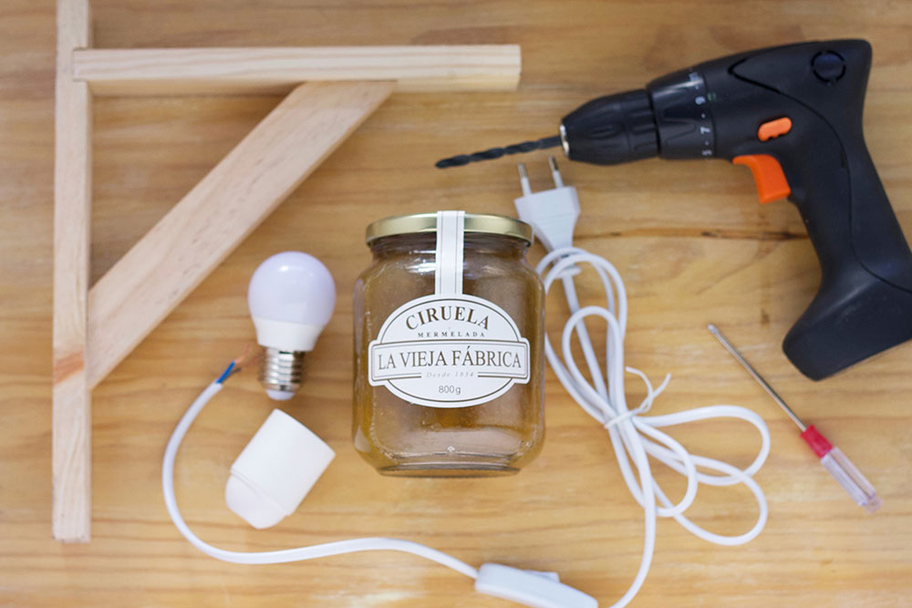 Herramientas para crear lámpara led con tarro de mermelada